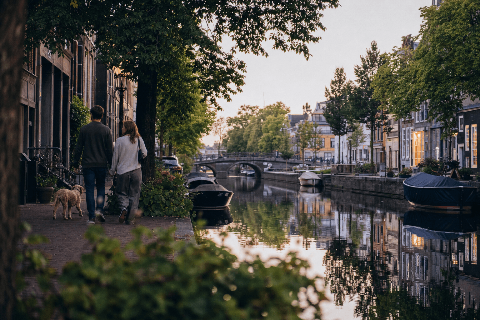 Een Nederlandse gracht in het blauwe uur, een uitnodigend einde van de dag